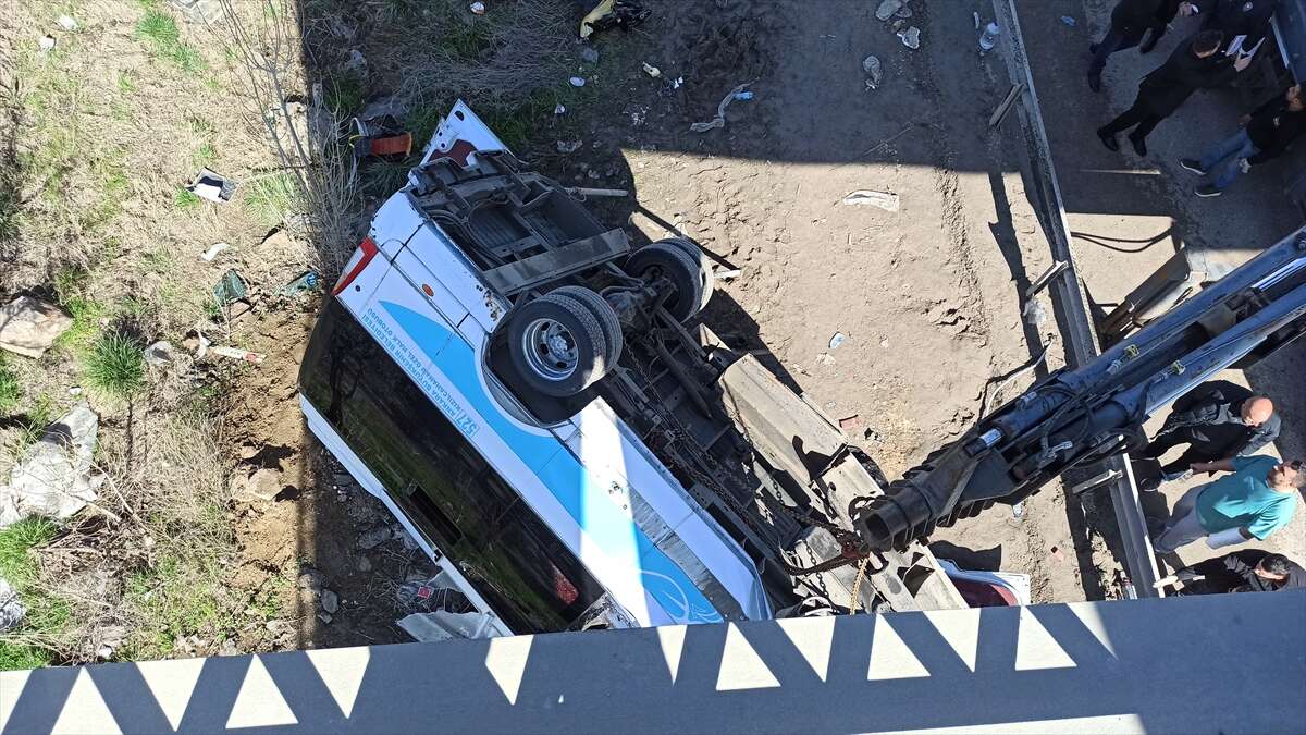 5 kişinin öldüğü otobüs kazası kamerada! Kimlikler belli oldu 14